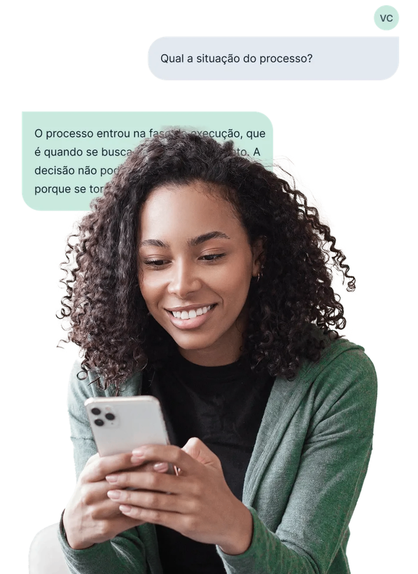 Mulher acompanhando um processo pelo celular